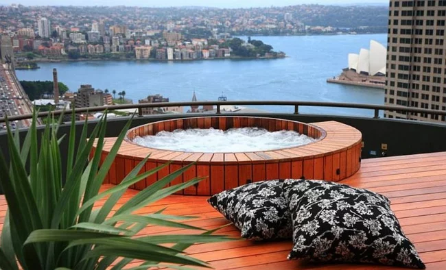 wellness badewanne mit whirlpool rund auf der terrasse terrassendielen