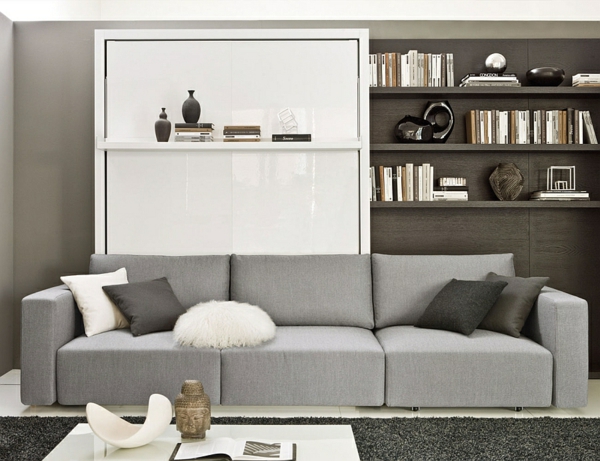 klappbett sofa grau schwarzer teppich wandregal