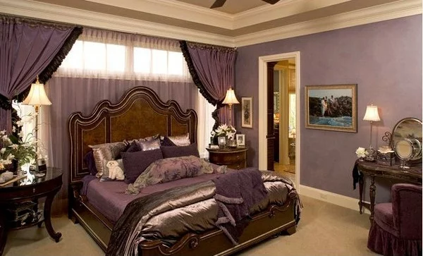 lila schlafzimmer bett gardinen bettdecke dekokissen