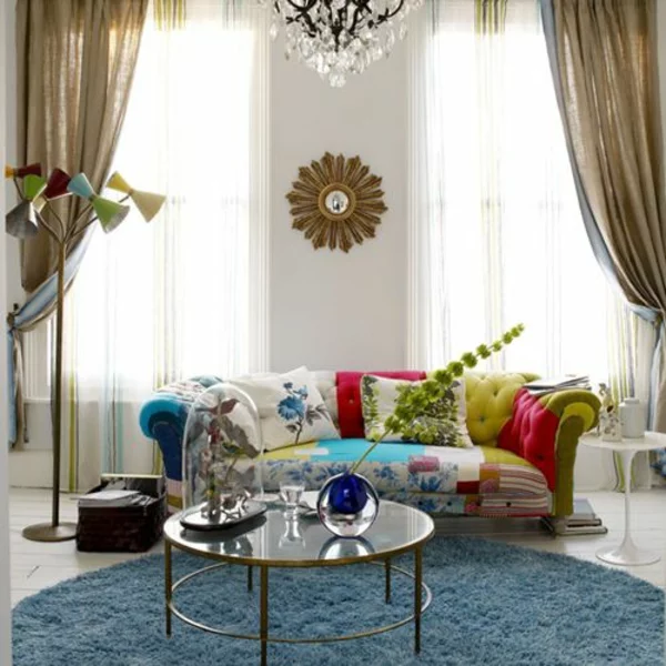 wohnzimmer farben gestaltung sommerpalette blauer teppich buntes sofa kronleuchter