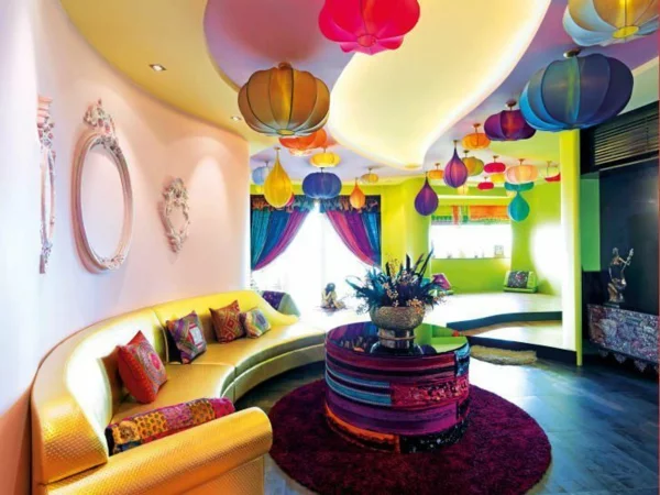 wohnzimmer sommer farbpalette bunte pendelleuchten gelbes sofa