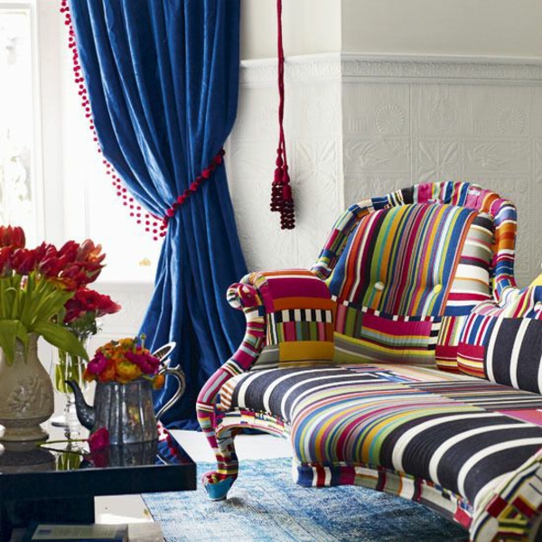 wohnzimmer sommer farbpalette buntes sofa blaue gardinen