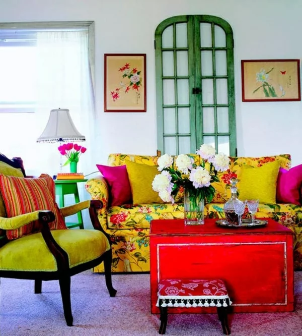 wohnzimmer sommer farbpalette buntes sofa blumenmuster roter tisch