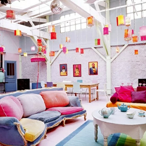 wohnzimmer design sommer farbpalette buntes sofa 