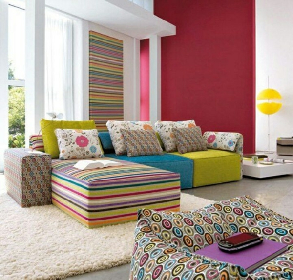 wohnzimmer farbgestaltung sommerpalette buntes sofa weißer teppich