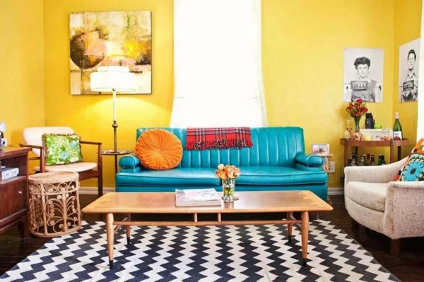 wohnzimmer sommer farbpalette gelbe wandgestaltung blaues sofa
