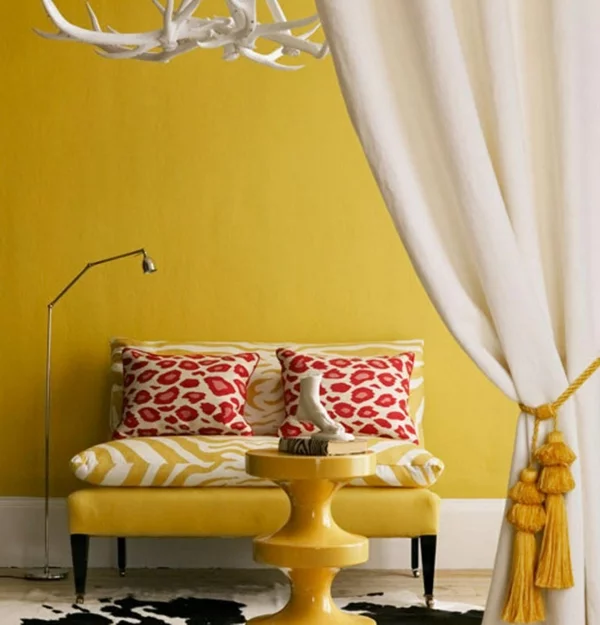 wohnzimmer farbgestaltung sommerpalette gelbe wandgestaltung sofa