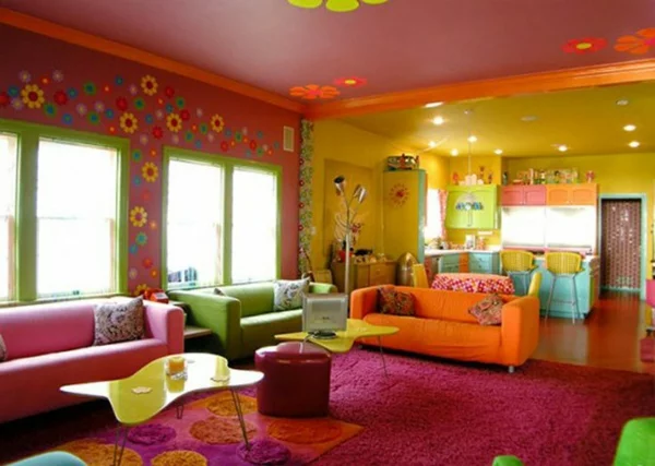 wohnzimmer sommer farbpalette rosa teppich bunte sofas