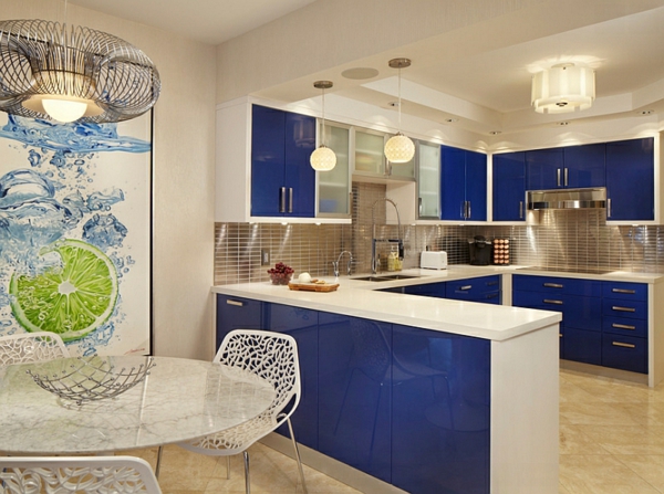 küche innendesign blau weiße möbel