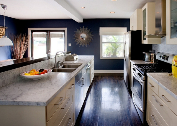 küche innendesign modern blaue wandgestaltung
