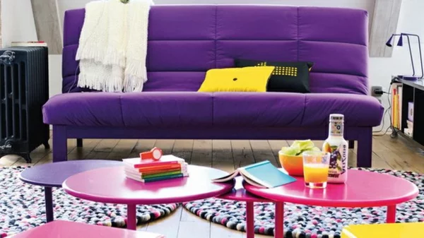zimmerfarben bunt einrichtung sofa polsterung lila