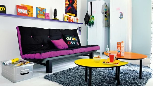 farben bunt sofa zimmer couchtisch gelb regale