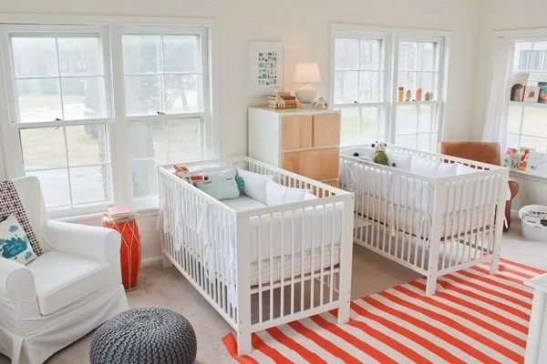 Babyzimmer gestalten beispiele rot streifen teppich
