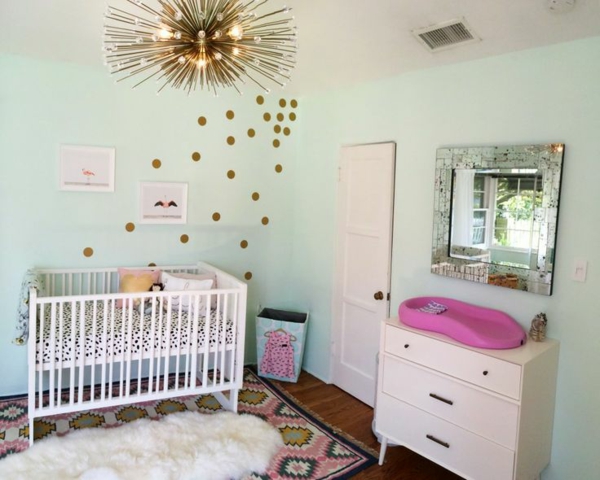 Babyzimmer kronleuchter gestalten deko ideen kommode tisch
