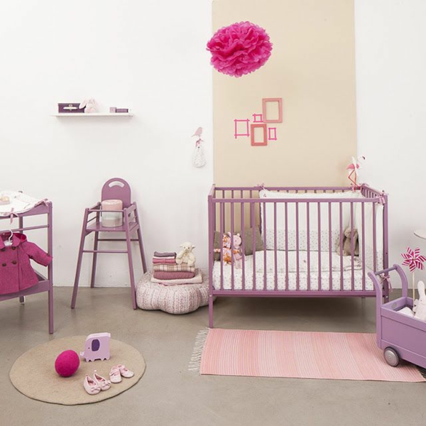 Babyzimmer gestalten deko ideen kugel rosa hängend