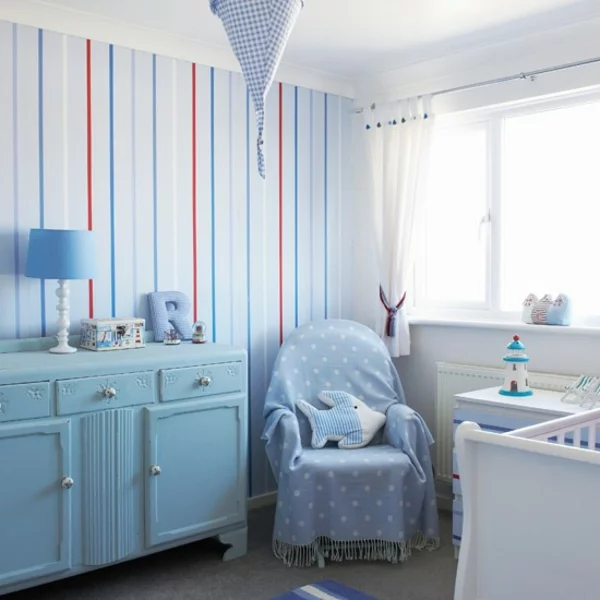 Babyzimmer blaue designs gestalten deko ideen senkrechte streifen wand