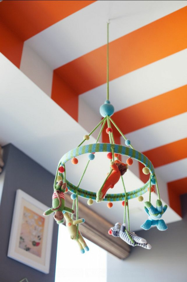Babyzimmer zimmerdecke deko ideen streifen orange weiß