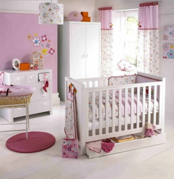 Babyzimmer lila zart deko gestalten rosa teppich