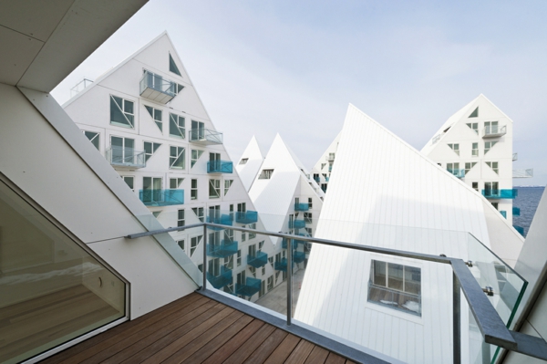 Cooler Wohnkomplex natur phänomen terrassen geländer