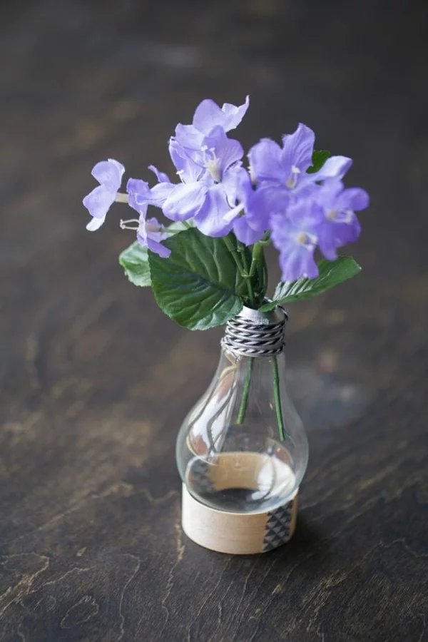 DIY Deko grün Glühbirnen lila blüten