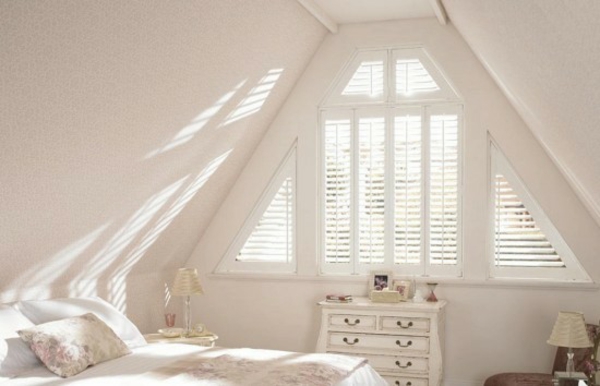 Dreiecksfenster verdunkeln fensterfolien rollos design schlafzimmer