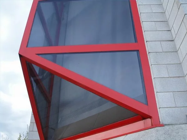 Dreiecksfenster fensterfolien rollos designs rot fensterrahmen