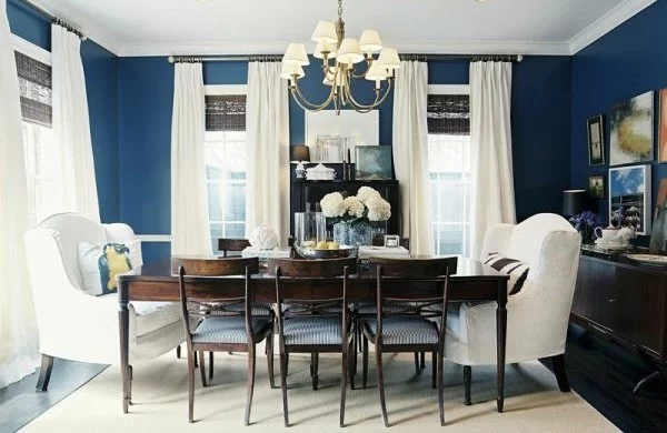 Essraum mit blauen Wänden und weißen Gardinen 