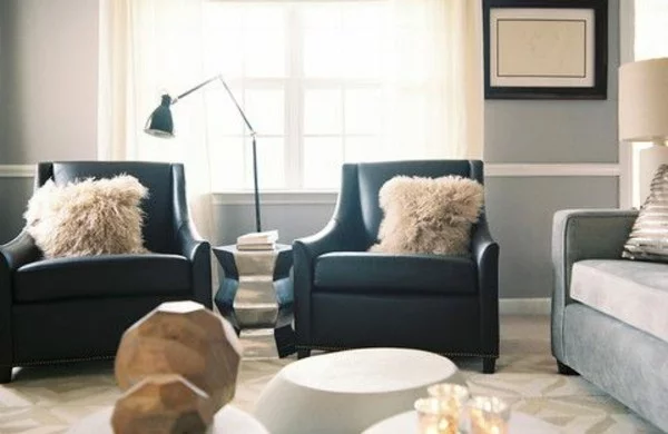 Grau und weiß Farbgestaltung mit Sesseln und Gardinen 