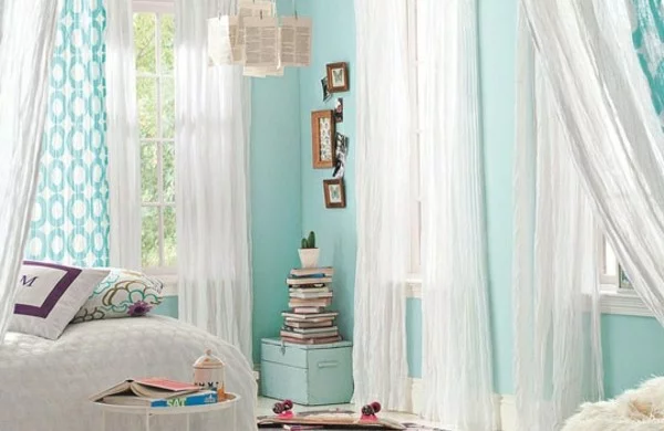 Schlafzimmer ideen in Blau mit weißen Gardinen 