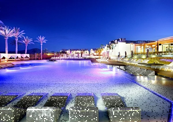 Hard Rock Hotel in Ibiza pool nacht