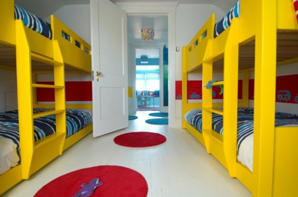 Hochbett im Kinderzimmer gelb struktur