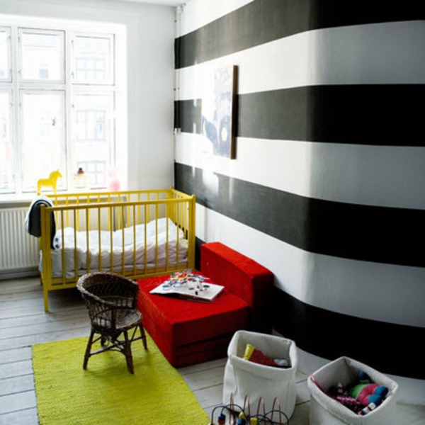 Kinderzimmer tapeten bett Deko weich schwarz weiß streifen
