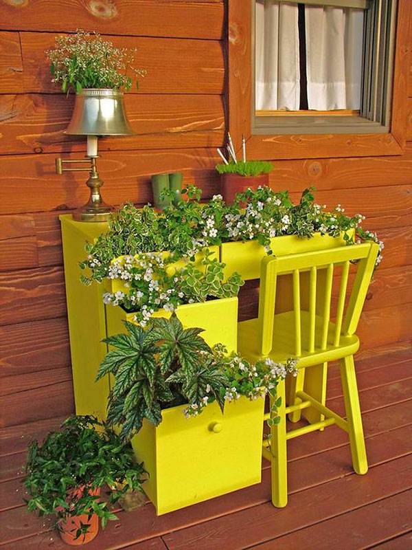 Lustige-Gartendeko-selber-machen-pflangefäße-gelb-stuhl-tisch