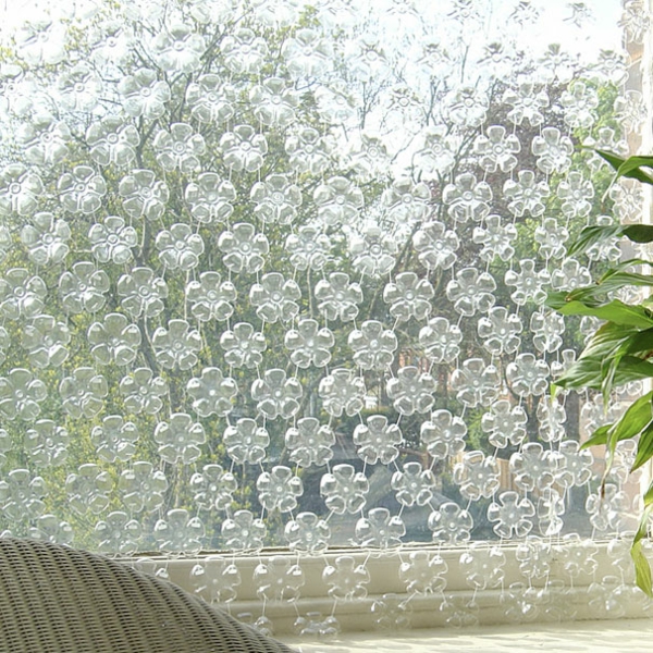 transparent Plastikflaschen sichtschutz hängend