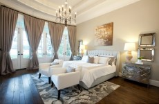 Schlafzimmermöbel und Nachttische mit Spiegelfläche