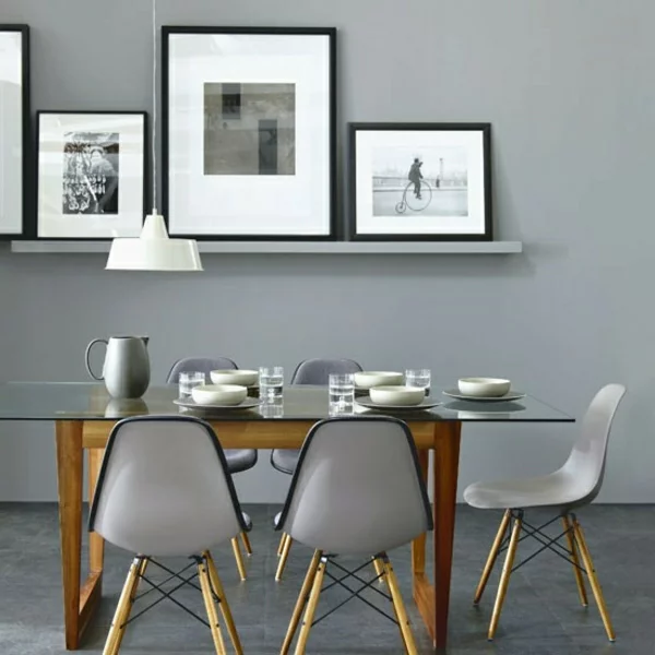 Wandfarbe Grau neutrale Farbgestaltung im modernen Esszimmer Wandbilder Esstisch Stühle 