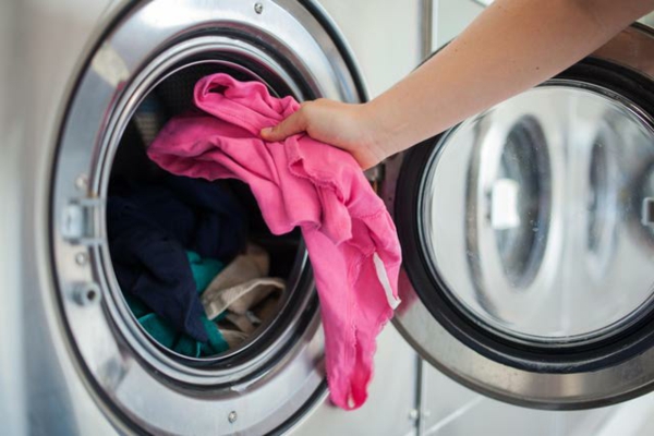 stinkt modergeruch Waschmaschine entfernen rosa wäsche