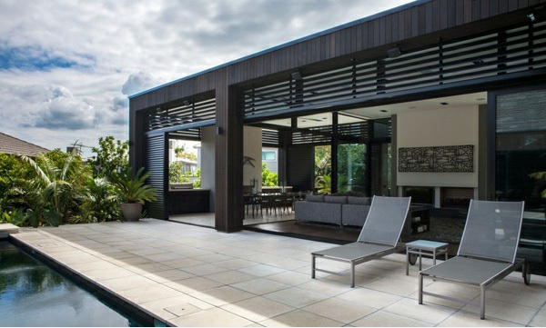 architektenhaus außenbereich nachhaltige architektur außenbereich liegenstühle fliesenboden pool