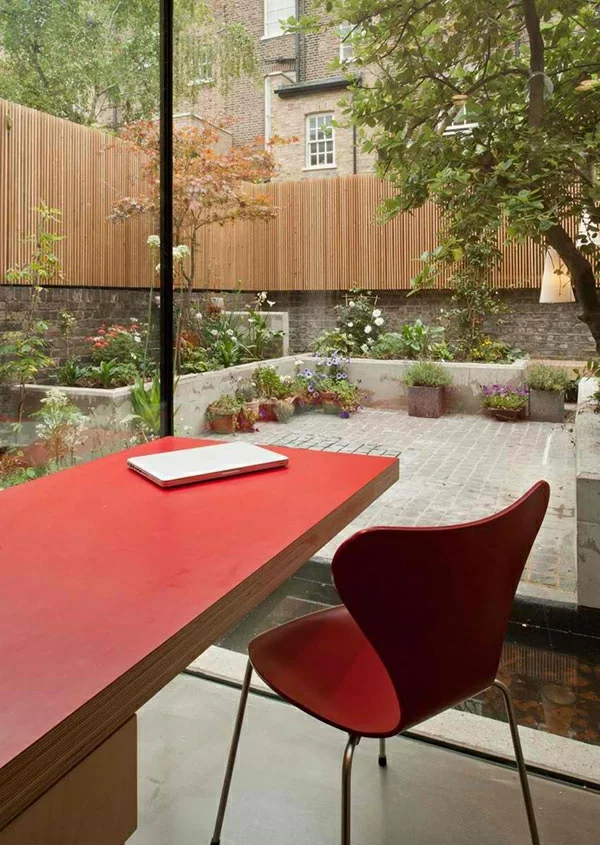 architektenhaus jewelbox london moderne architektur glaswände arbeitstisch rot