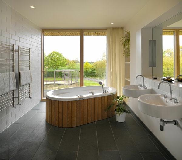 badewanne einfliesen holzplatten freistehende badewanne moderne badezimmer zen atmophäre
