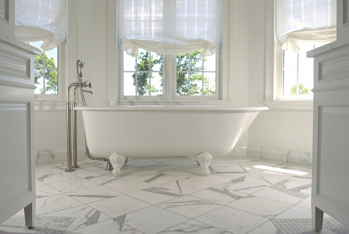 badezimmer ideen freistehende badewanne fenstersichtschutz faltrollos weiß