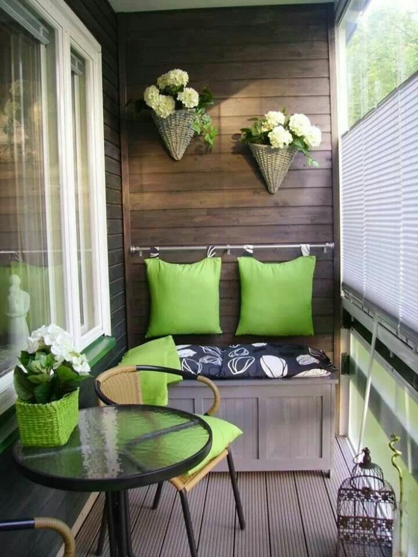 balkon bepflanzen blumenkasten grün akzente