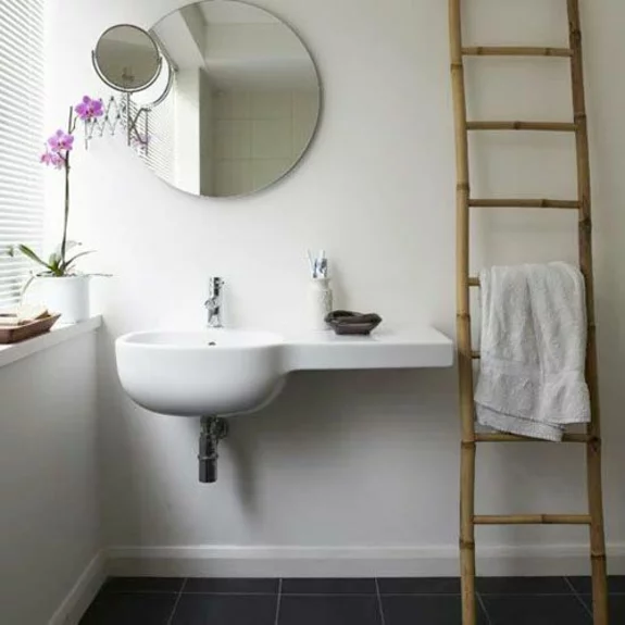 bedezimmer möbel handtuchleiter aus holz badezimmer wandspiegel waschbecken