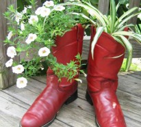 Blumenbeet anlegen – alte Schuhe erscheinen als Blumengefäße