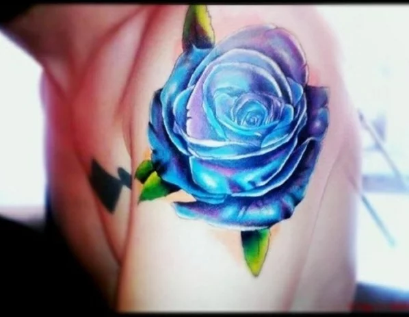 tattoos bilder oberarm tattoo designs lila blau rose