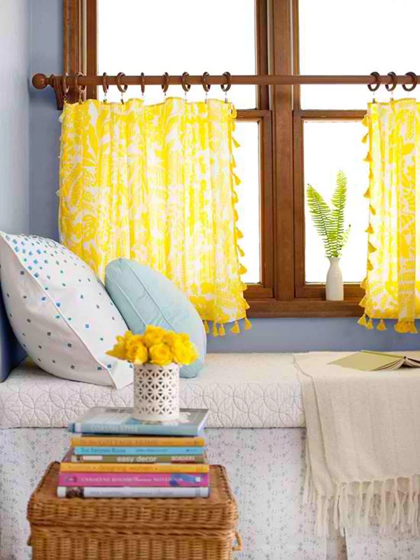 dekorative gelbe Gardinen am Wohnzimmerfenster Holzstange DIY Projekt 