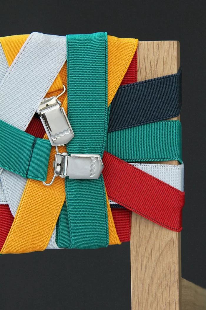designer möbel Bretelle holzstühle rücklehne hosenträger lebendige farbpalette