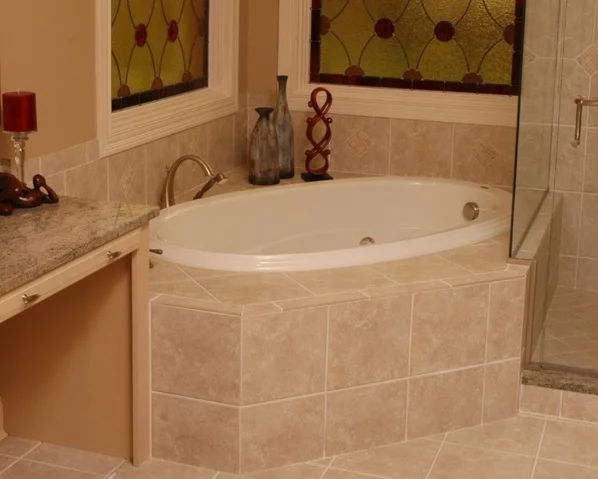eingebaute badewanne verfliesen und verfugen badezimmer fliesen beige