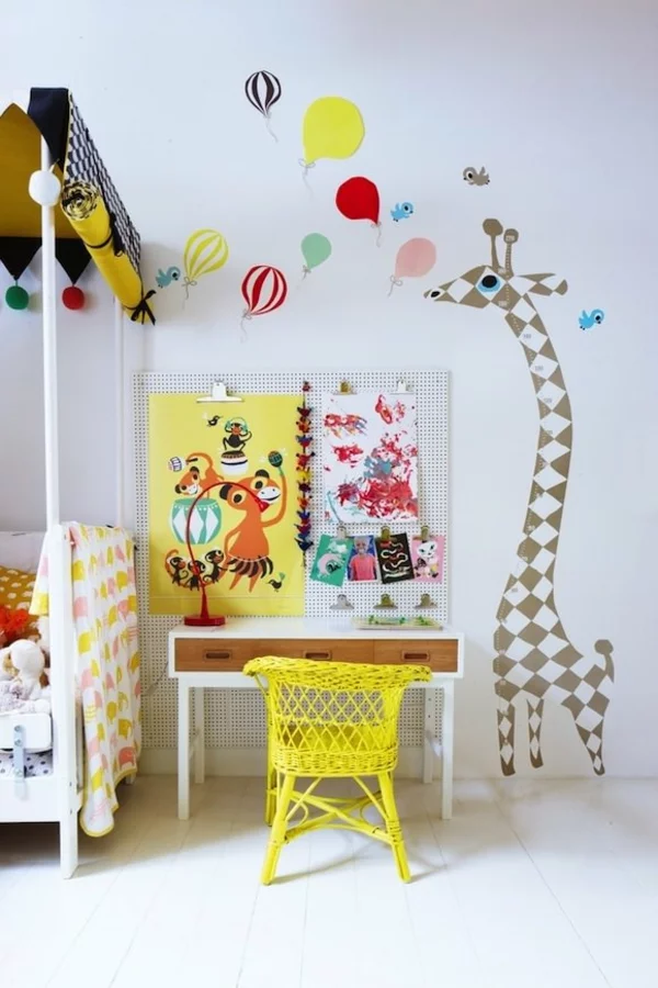 farbideen kinderzimmer wanddeko schreibtisch gelber stuhl