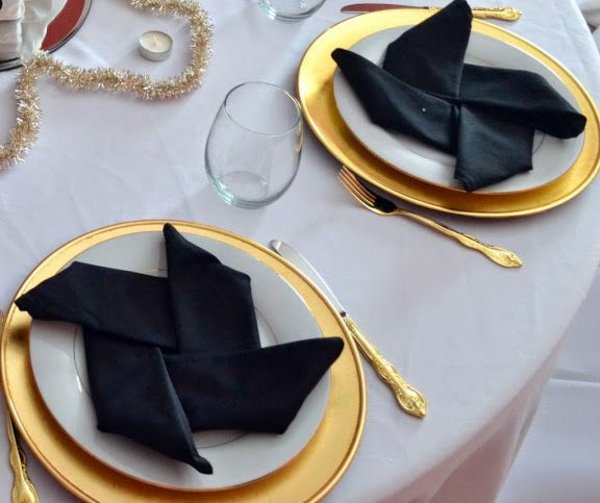 elegante tischdeko schwarz weiß gold servietten falten schwarze stoffserviette